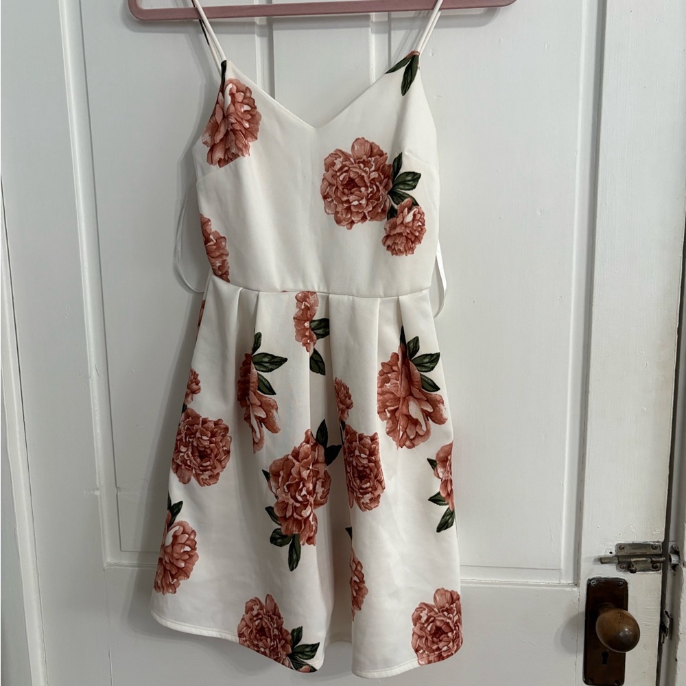 ⭐️$4 when bundled- Floral Juniors Dress in White and Pink